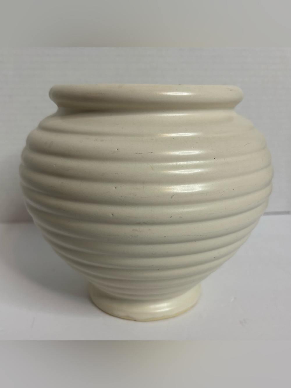 Hull 419 Classic Cream Ribbed Ceramic Vase